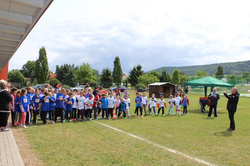 Laufen gegen Leuk&auml;mie - zur Kinderolympiade in Obergebra wurden auch Spenden f&uuml;r den siebenj&auml;hrigen Neo Dominik gesammelt