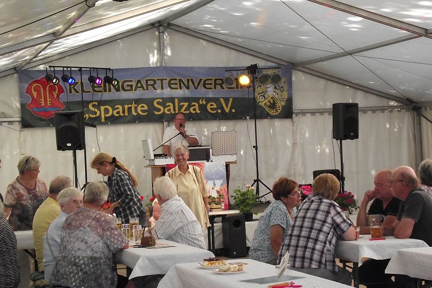 Blick in das Festzelt des Sommerfestes.