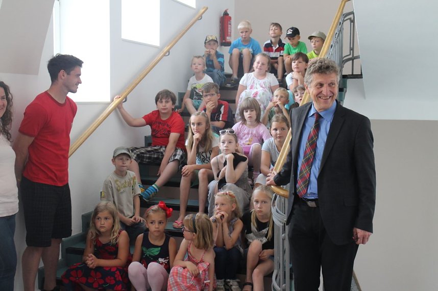 Dem OB &uuml;ber die Schulter geschaut - die Grundsch&uuml;ler aus Niedersalza durften Klaus Zeh mit Fragen l&ouml;chern