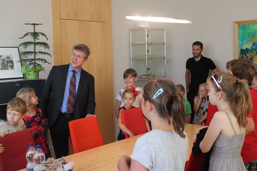 Dem OB &uuml;ber die Schulter geschaut - die Grundsch&uuml;ler aus Niedersalza durften Klaus Zeh mit Fragen l&ouml;chern