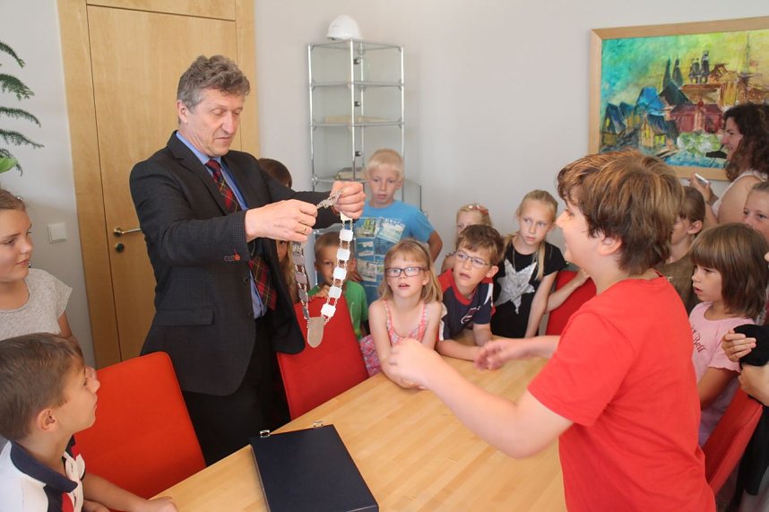 Dem OB &uuml;ber die Schulter geschaut - die Grundsch&uuml;ler aus Niedersalza durften Klaus Zeh mit Fragen l&ouml;chern