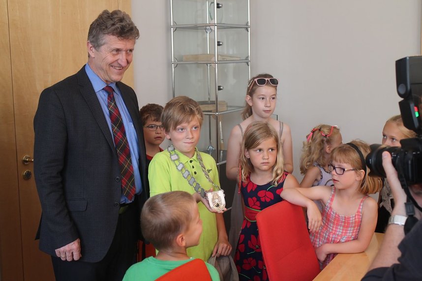 Dem OB &uuml;ber die Schulter geschaut - die Grundsch&uuml;ler aus Niedersalza durften Klaus Zeh mit Fragen l&ouml;chern