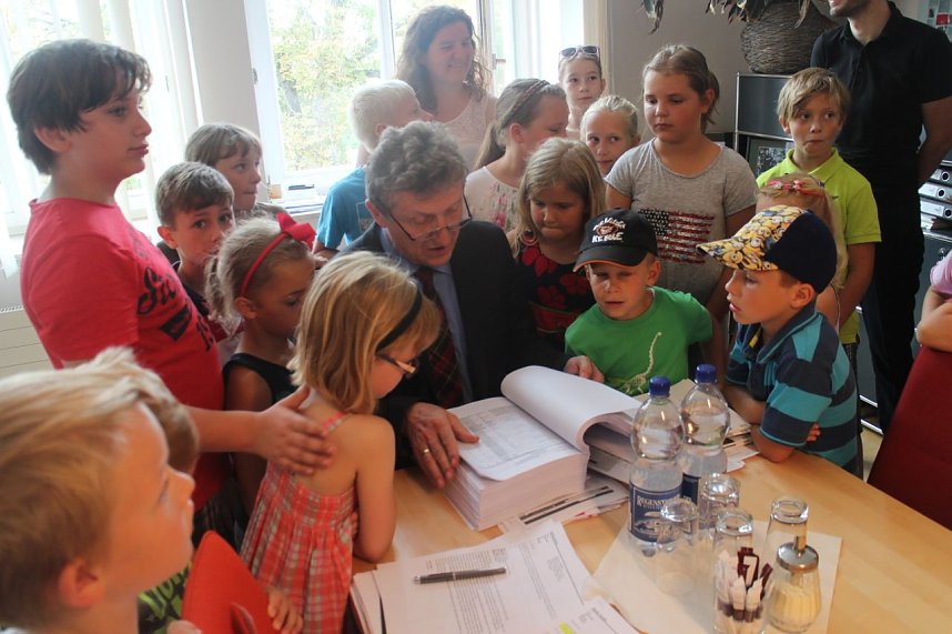 Dem OB &uuml;ber die Schulter geschaut - die Grundsch&uuml;ler aus Niedersalza durften Klaus Zeh mit Fragen l&ouml;chern