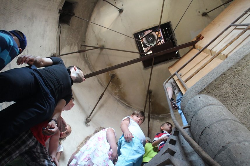 Dem OB &uuml;ber die Schulter geschaut - die Grundsch&uuml;ler aus Niedersalza durften Klaus Zeh mit Fragen l&ouml;chern