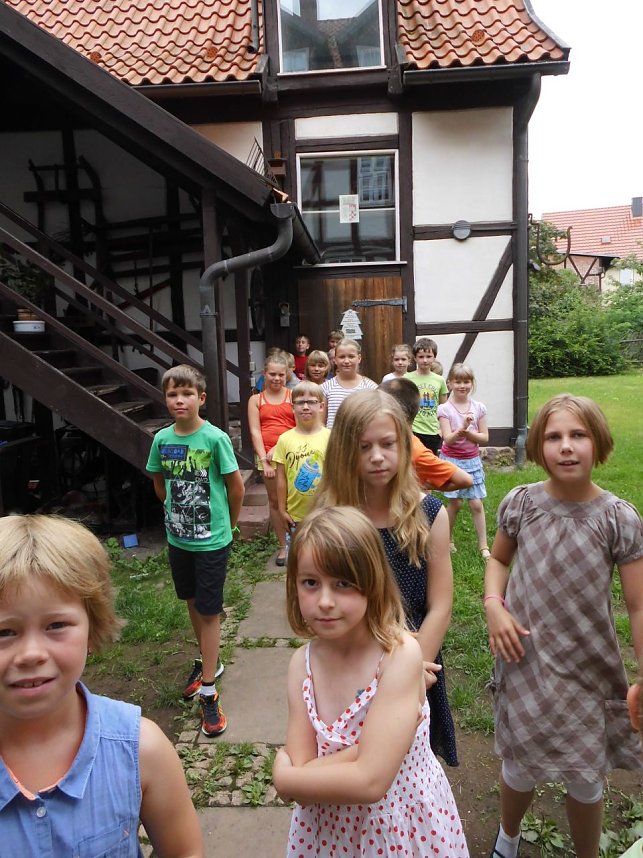 Ifelds Kinder lernten im Ilfelder Heimatmuseum nicht nur etwas &uuml;ber die Geschichte ihres Ortes, sondern auch &uuml;ber die Ilfelder Muttersprache