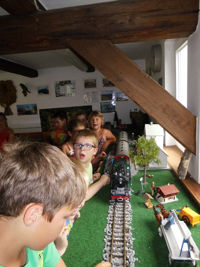 Ifelds Kinder lernten im Ilfelder Heimatmuseum nicht nur etwas &uuml;ber die Geschichte ihres Ortes, sondern auch &uuml;ber die Ilfelder Muttersprache