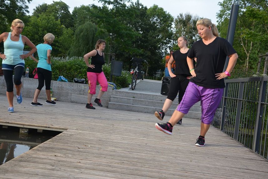 Sina tanzt unter freiem Himmel