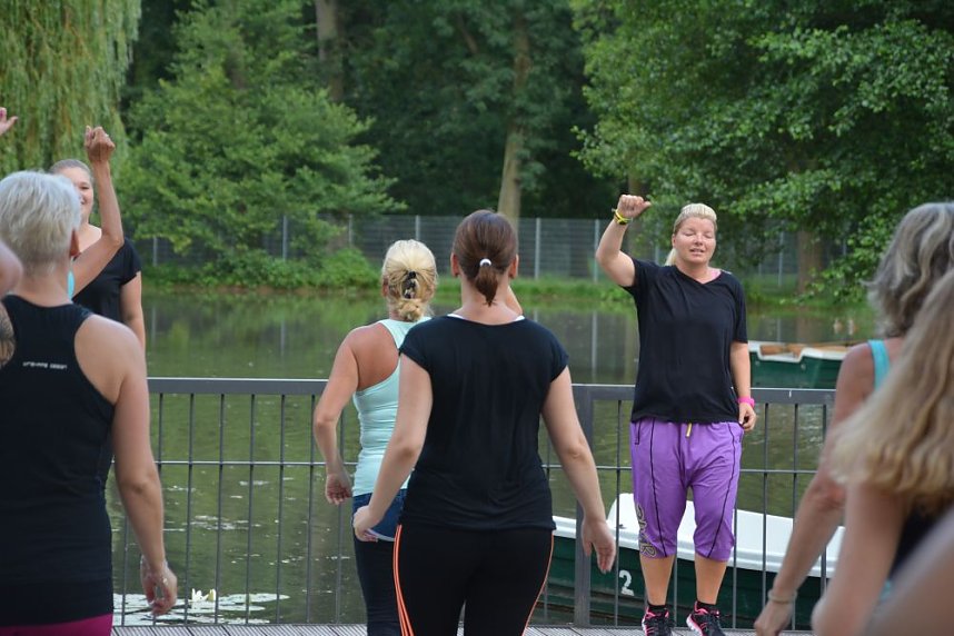 Sina tanzt unter freiem Himmel