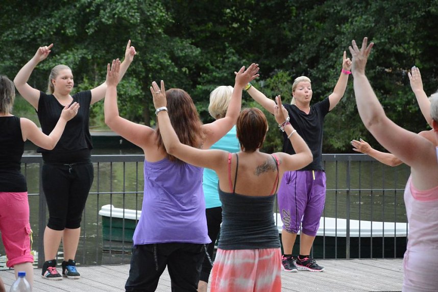 Sina tanzt unter freiem Himmel