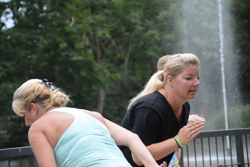 Sina tanzt unter freiem Himmel