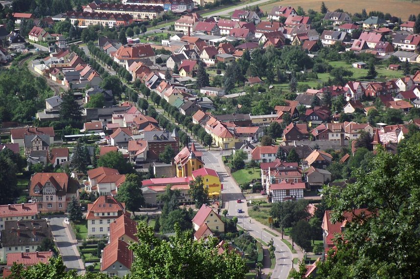 Von der H&ouml;he des�Herzberges�ergibt sich ein herrlicher Blick &uuml;ber das im Tal liegende Ilfeld. Viele Besucher genossen den Ausblick.