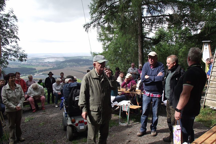 Punkt 10.30 Uhr ergriff Joachim�Jauer, Vorsitzender des Harzklubs�Ilfeld-Wiegersdorf�das Wort vor zahlreich erschienen G&auml;sten.