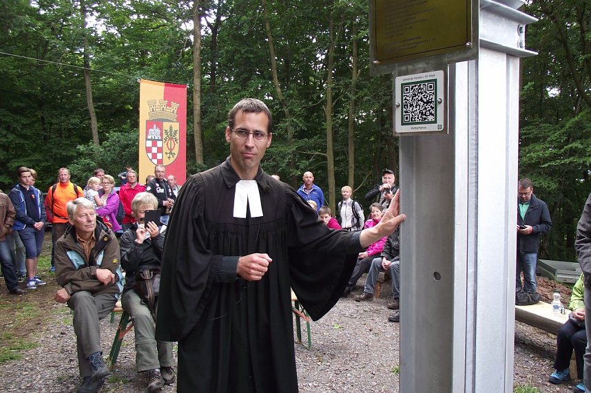 Pfarrer Gregor�Heimrich�bei der seltsam anmutenden Fahnenweihe. Eine Hand am Fundament des Mastes, ein paar Worte, die Weihe war vollzogen.