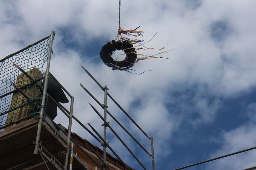 Gut einem Monat nach der Grundsteinlegung konnte heute am Stephanus Haus in G&uuml;nzerode Richtfest gefeiert werden