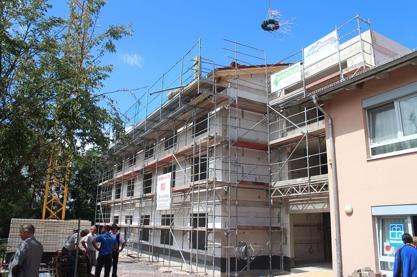 Gut einem Monat nach der Grundsteinlegung konnte heute am Stephanus Haus in G&uuml;nzerode Richtfest gefeiert werden