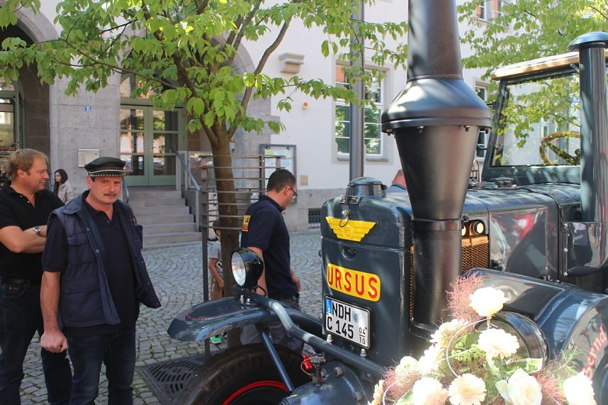 Hochzeit mit dem Lanz Bulldog vor dem Nordh&auml;user Rathaus