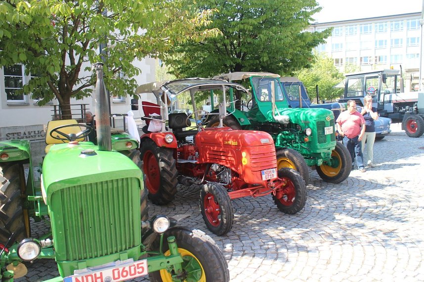 Hochzeit mit dem Lanz Bulldog vor dem Nordh&auml;user Rathaus