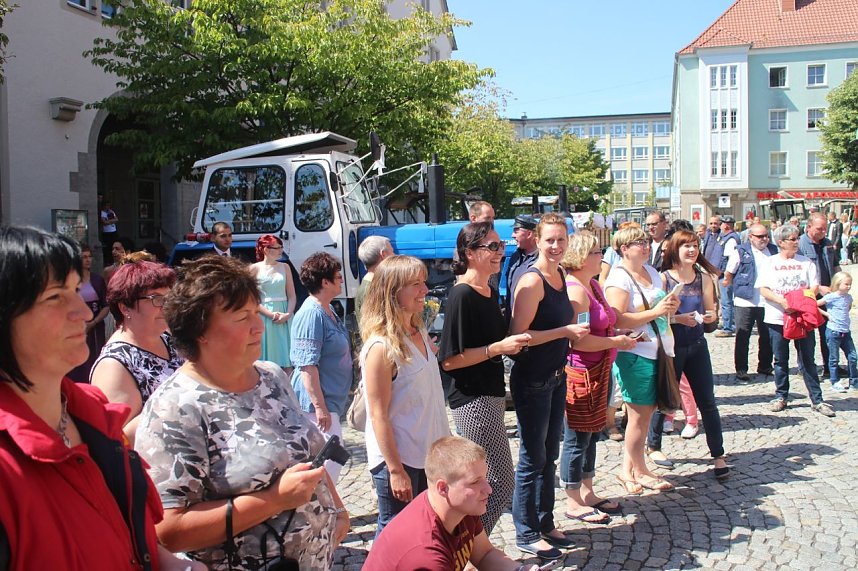 Hochzeit mit dem Lanz Bulldog vor dem Nordh&auml;user Rathaus