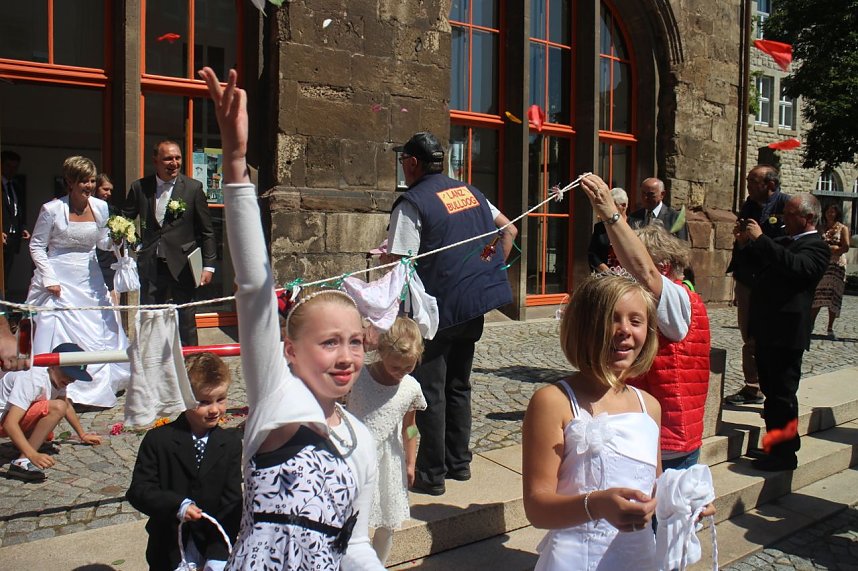 Hochzeit mit dem Lanz Bulldog vor dem Nordh&auml;user Rathaus