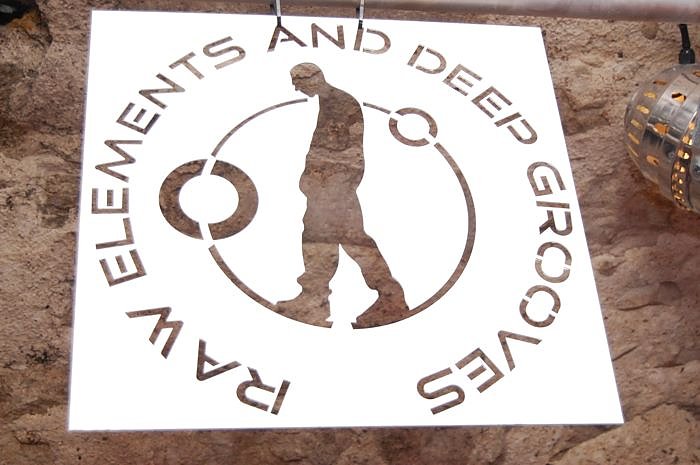 Raw Elements And Deep Grooves im Grease