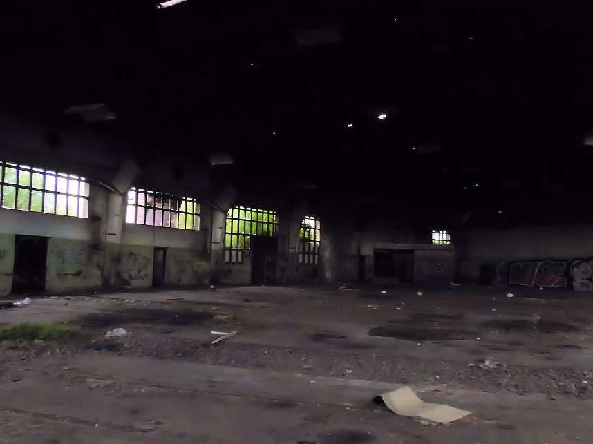 Unwirkliche Orte: Lokschuppen bei Bitterfeld