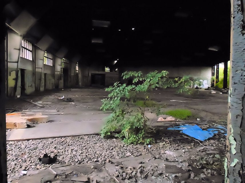 Unwirkliche Orte: Lokschuppen bei Bitterfeld