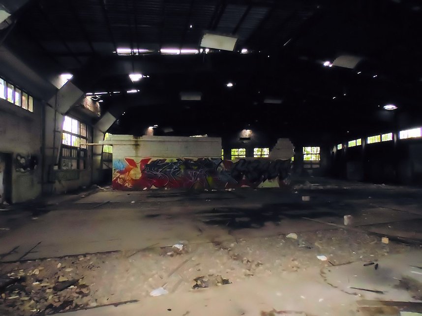 Unwirkliche Orte: Lokschuppen bei Bitterfeld