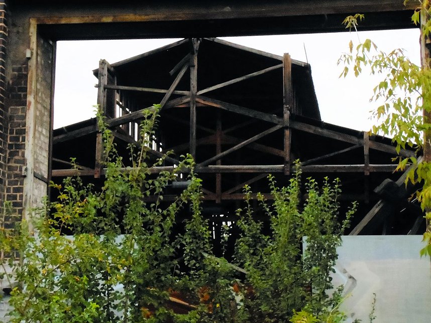 Unwirkliche Orte: Lokschuppen bei Bitterfeld