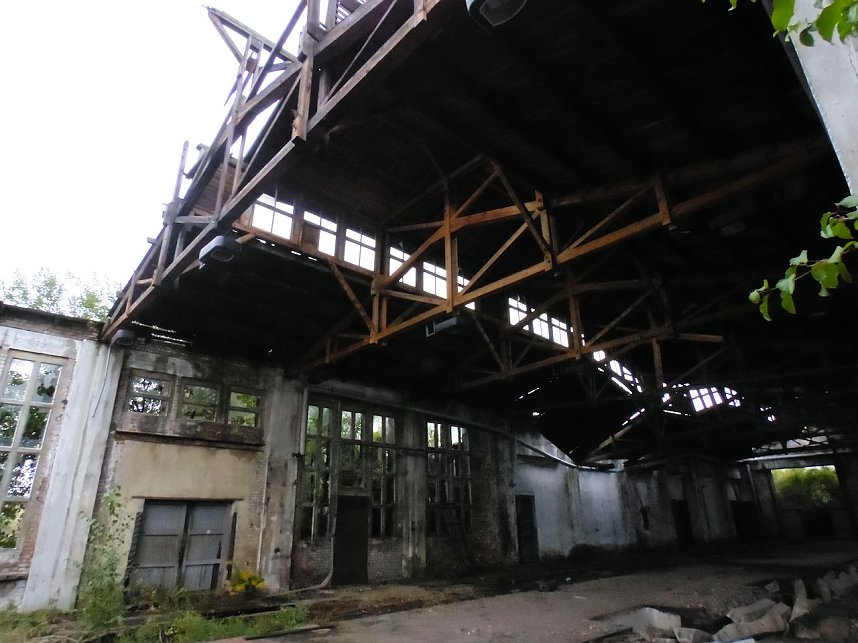 Unwirkliche Orte: Lokschuppen bei Bitterfeld