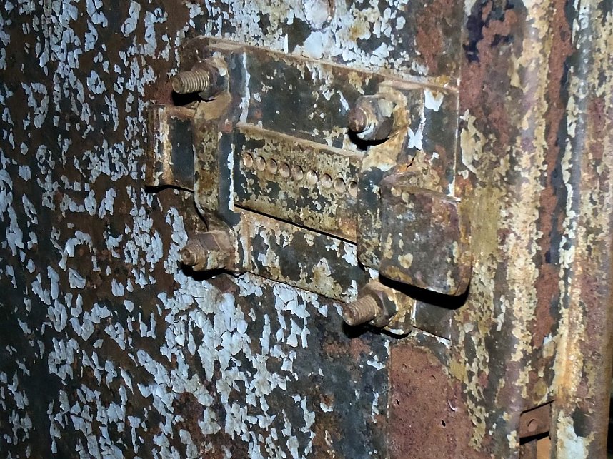 Unwirkliche Orte: Lokschuppen bei Bitterfeld