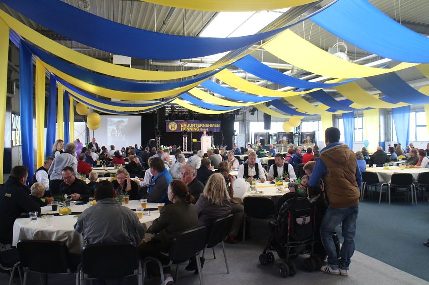 Volles Haus bei Henning Bau - die Urbacher Firma feierte 25j&auml;hriges Jubil&auml;um