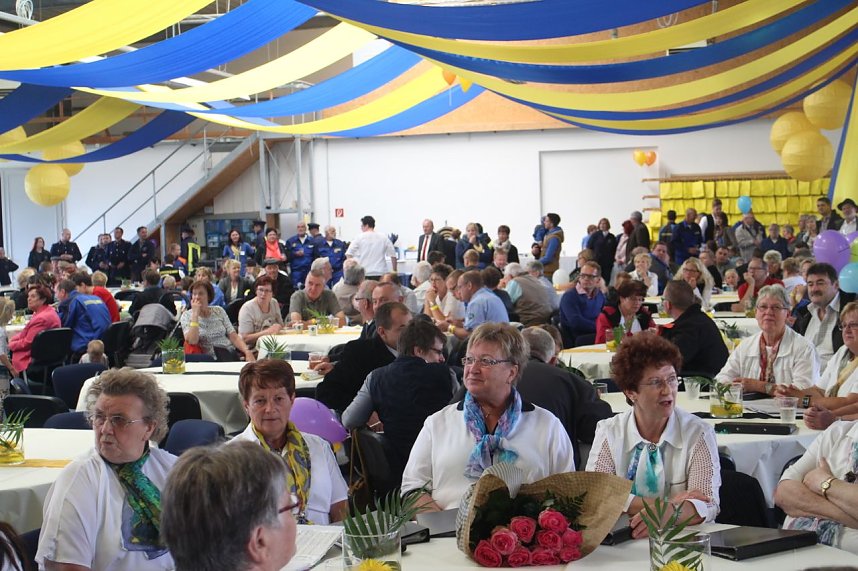 Volles Haus bei Henning Bau - die Urbacher Firma feierte 25j&auml;hriges Jubil&auml;um