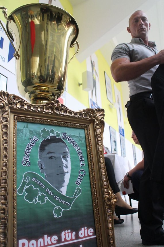 K&ouml;rbe werfen gegen Krebs - zweites Benefizspiel des Seamr&oacute;g BC