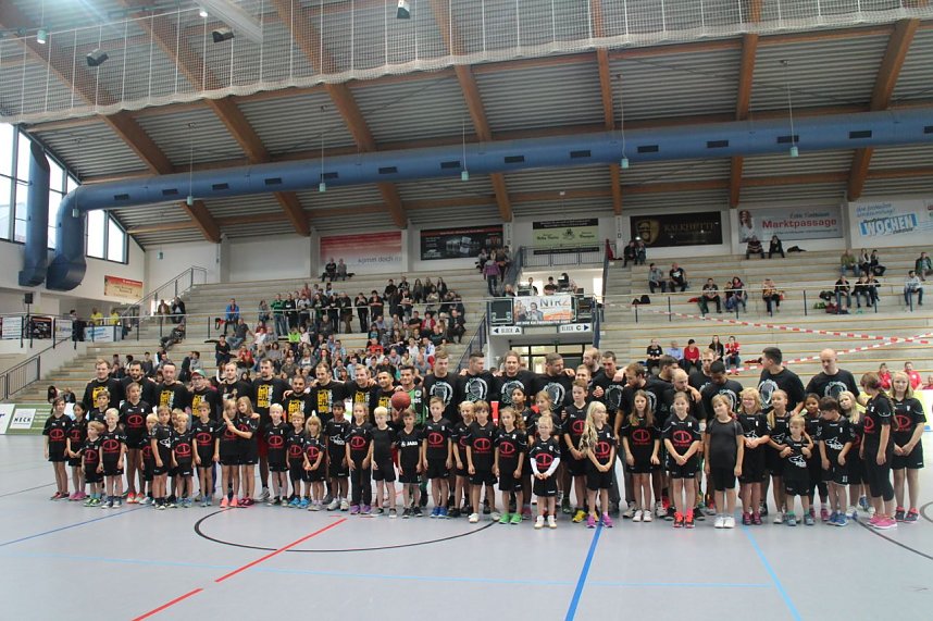 K&ouml;rbe werfen gegen Krebs - zweites Benefizspiel des Seamr&oacute;g BC