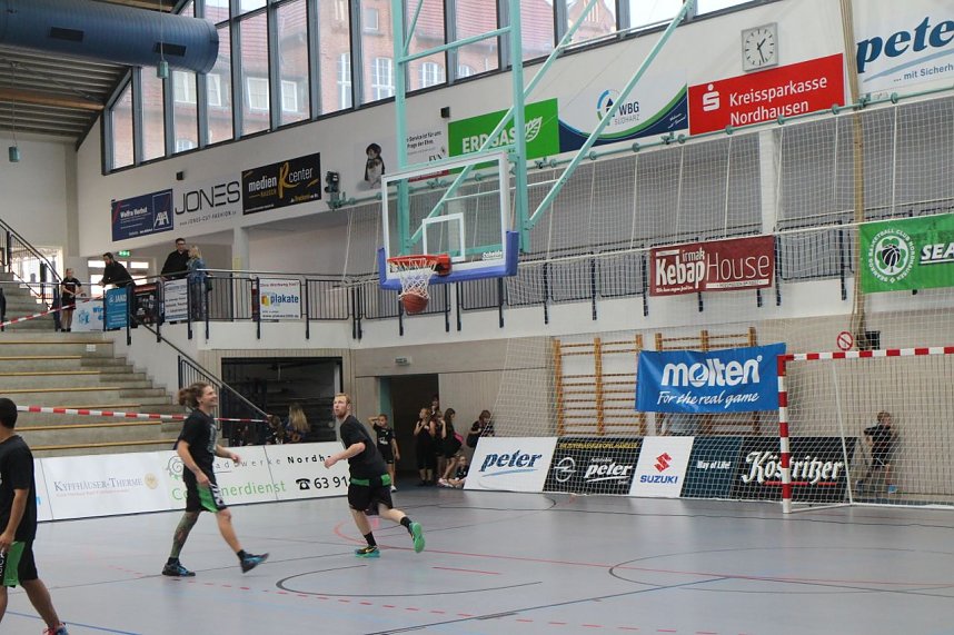 K&ouml;rbe werfen gegen Krebs - zweites Benefizspiel des Seamr&oacute;g BC