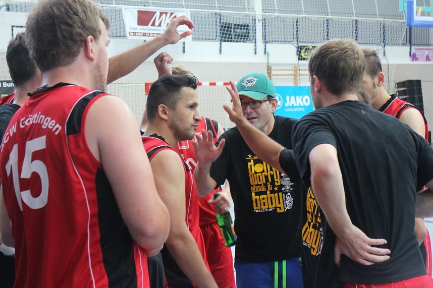 K&ouml;rbe werfen gegen Krebs - zweites Benefizspiel des Seamr&oacute;g BC