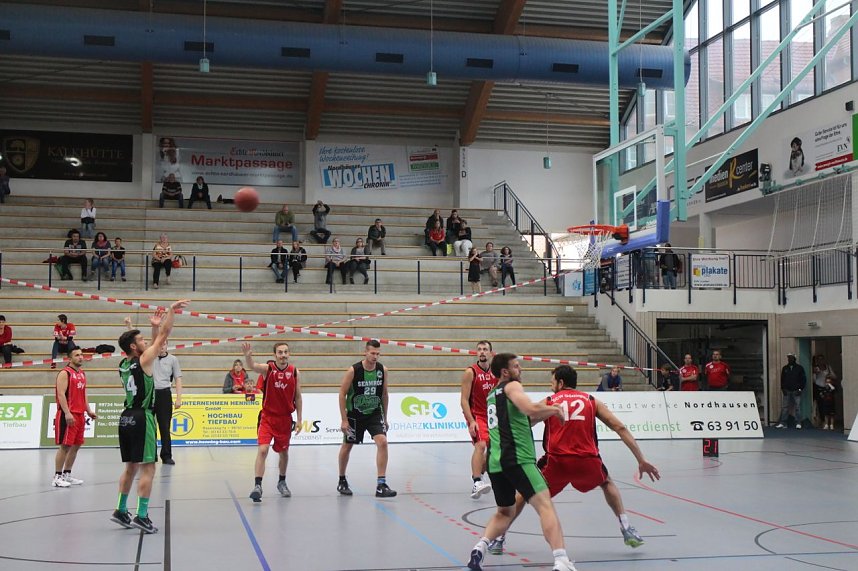 K&ouml;rbe werfen gegen Krebs - zweites Benefizspiel des Seamr&oacute;g BC