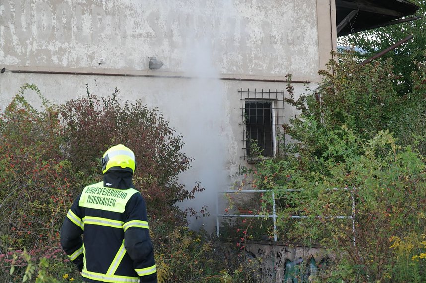 Brand in alter Lagerhalleq