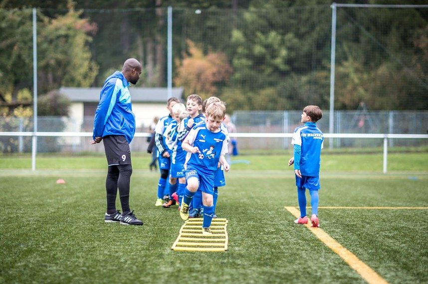 Fu&szlig;ball-Ferien-Camp im AKS