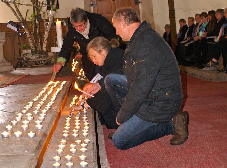 300 Kerzen werden an der Osterkerze zur Erinnerung an die KZ-H&auml;ftlinge im Aussenlager Mackenrode entz&uuml;ndet