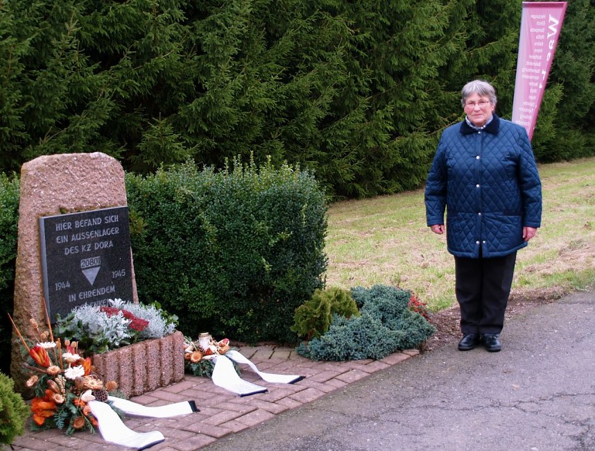 Erika Koch wurde f&uuml;r die Pflege der Gedenkst&auml;tte des KZ Aussenlagers herzlich gedankt