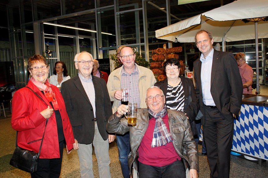 Gewichtiger Gast zum Oktoberfest im Autohaus Peter