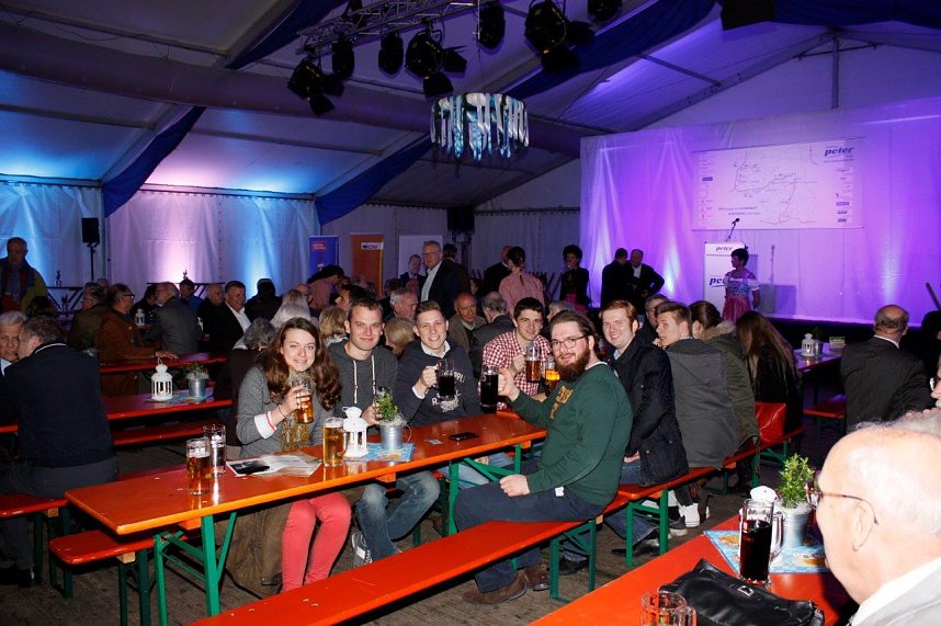 Gewichtiger Gast zum Oktoberfest im Autohaus Peter