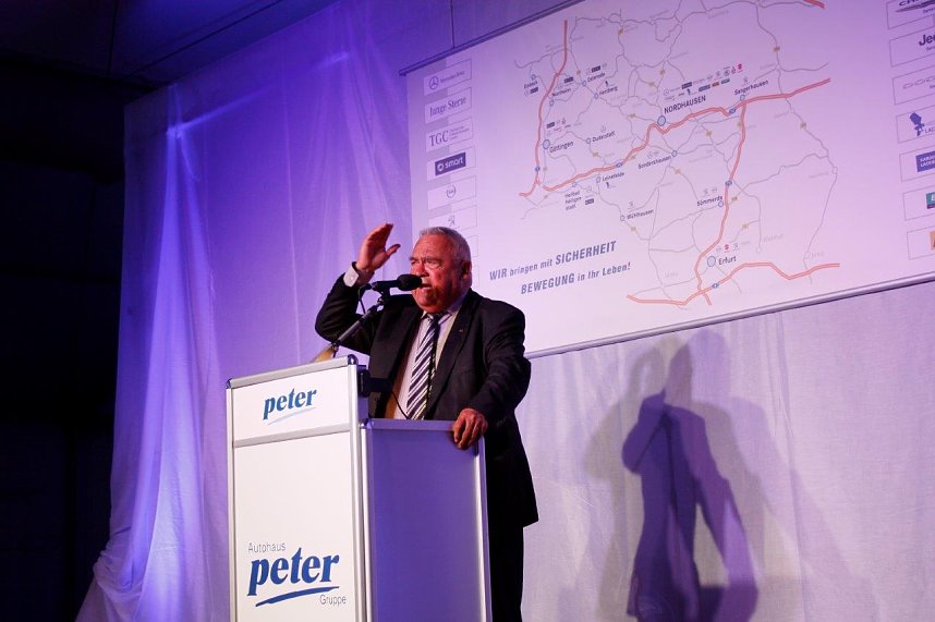 Gewichtiger Gast zum Oktoberfest im Autohaus Peter