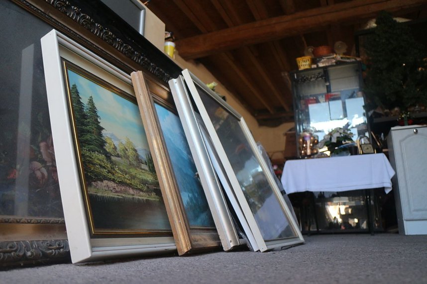 Was &uuml;brig bleibt - im Lagerraum der Galows in Heringen stapeln sich die Dinge die sich in einem Leben so ansammeln