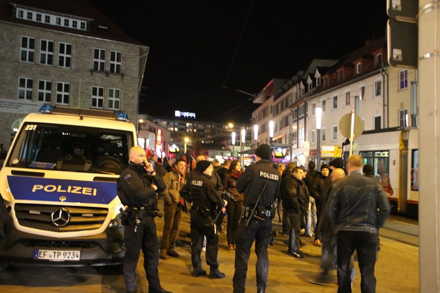 B&uuml;ndnis gegen Rechtsextremismus demonstriert gegen AfD Kundgebung