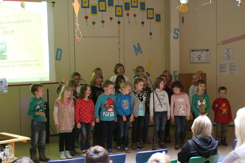An der Grundschule Niedersachswerfen wurden heute Bienenfreunde ausgezeichnet