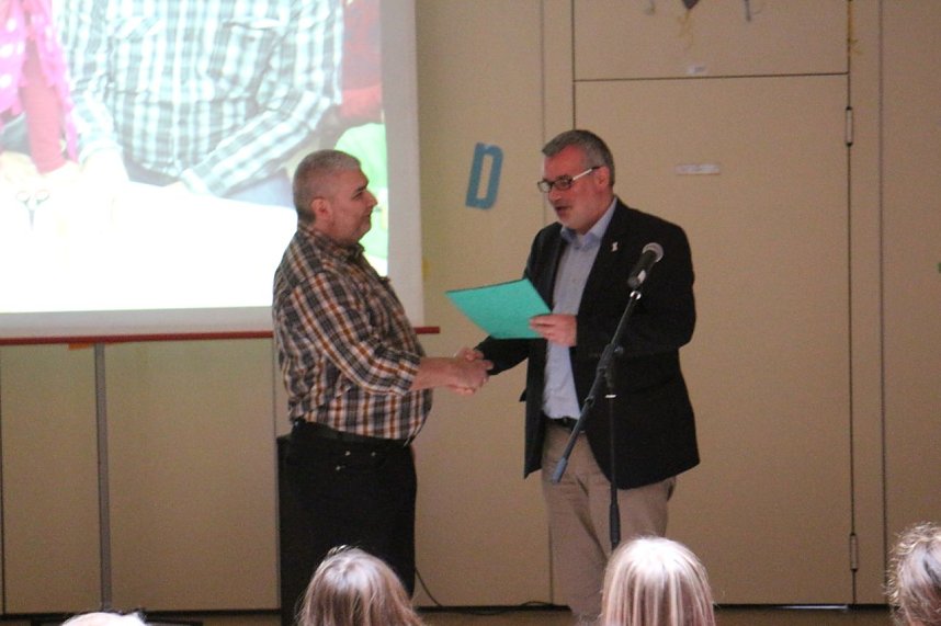 An der Grundschule Niedersachswerfen wurden heute Bienenfreunde ausgezeichnet