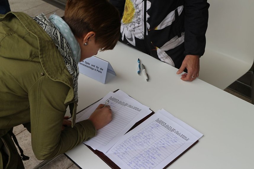 Schweigeminute in Nordhausen f&uuml;r die Opfer der Terroranschl&auml;ge von Paris