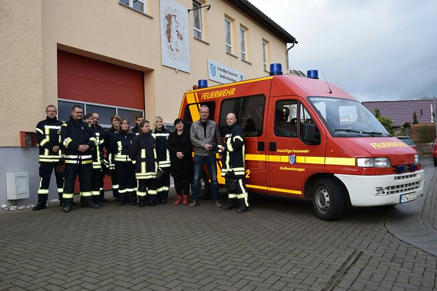Von rechts: Wehrf&uuml;hrer Steffen Schmidt, B&uuml;rgermeister Hans-J&uuml;rgen Weidt, Ortsteilb&uuml;germeisterin Anja Apel, ein Teil der Einsatzabteilung.
